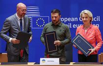 Charles Michel, az Európai Tanács elnöke, Volodimir Zelenszkij ukrán elnök és Ursula von der Leyen, az Európai Bizottság vezetője Brüsszelben, 2024. június 27-én.