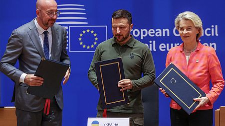 Charles Michel, az Európai Tanács elnöke, Volodimir Zelenszkij ukrán elnök és Ursula von der Leyen, az Európai Bizottság vezetője Brüsszelben, 2024. június 27-én.