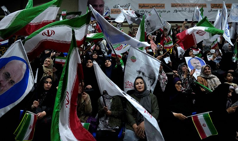 مؤيدون للمرشح الإيراني للانتخابات الرئاسية محمد باقر 