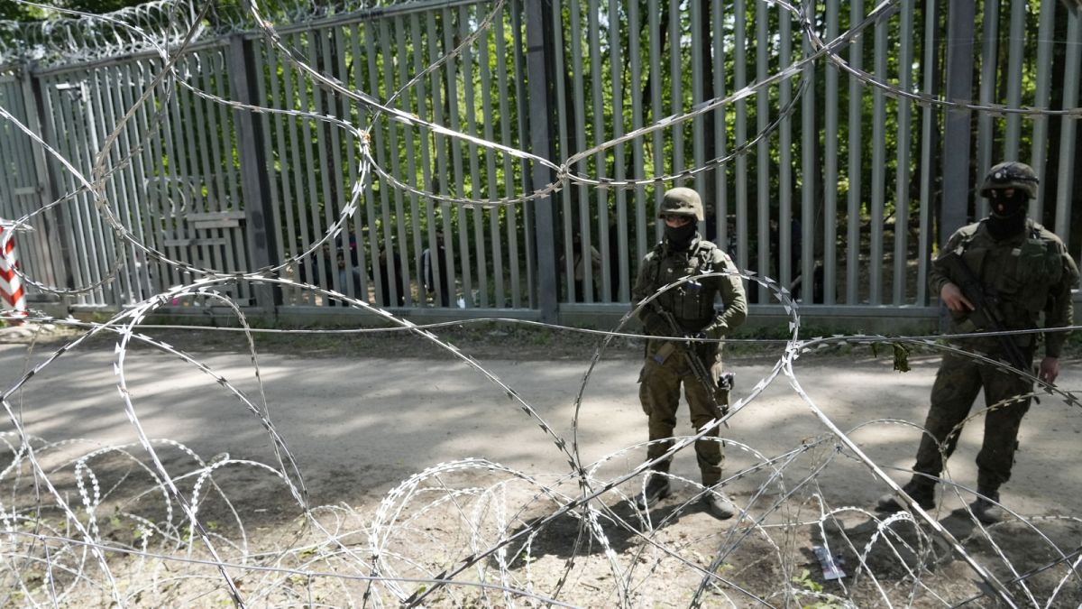 Lengyel katonák a megerősített belorusz határon