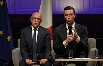 اریک سیوتی، رئیس حزب محافظه کار، و  ژردن بردلا، رئیس حزب راست افراطی در نشستی با سازمان تجاری فرانسه