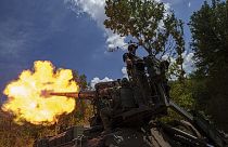 43'üncü topçu tugayına bağlı Ukraynalı askerler, 24 Haziran 2024 Pazartesi günü Ukrayna'nın Donetsk kentindeki cephe hattında bulunan Rus mevzilerine 2s7 kundağı motorlu obüsle ateş açıyor.