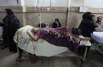 Pakistan'ın başkenti Karaçi'de sıcak çarpması nedeniyle hastaneye kaldırılanlar tedavi ediliyor.