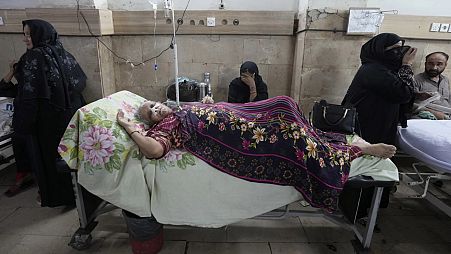 Pakistan'ın başkenti Karaçi'de sıcak çarpması nedeniyle hastaneye kaldırılanlar tedavi ediliyor.