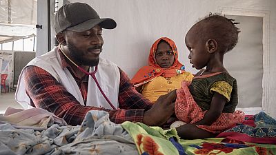 أطفال سودانيون يعانون من سوء التغذية يتم علاجهم في عيادة تابعة لمنظمة أطباء بلا حدود في مخيم ميتشي، تشاد، بالقرب من الحدود السودانية