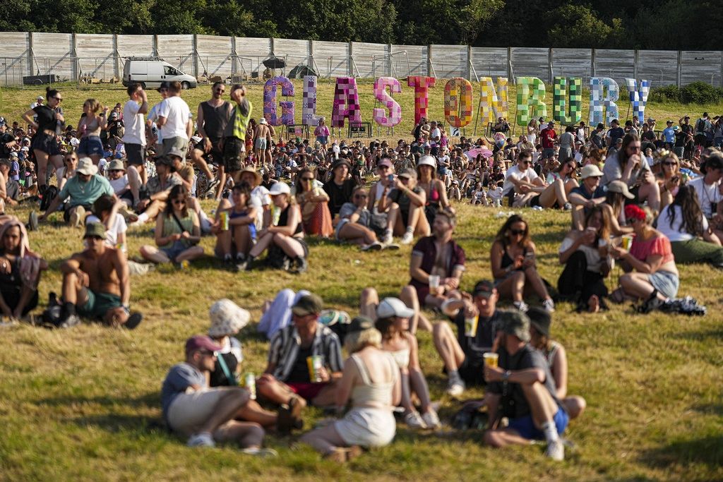 WATCH: Glastonbury festival's historic lineup | Euronews