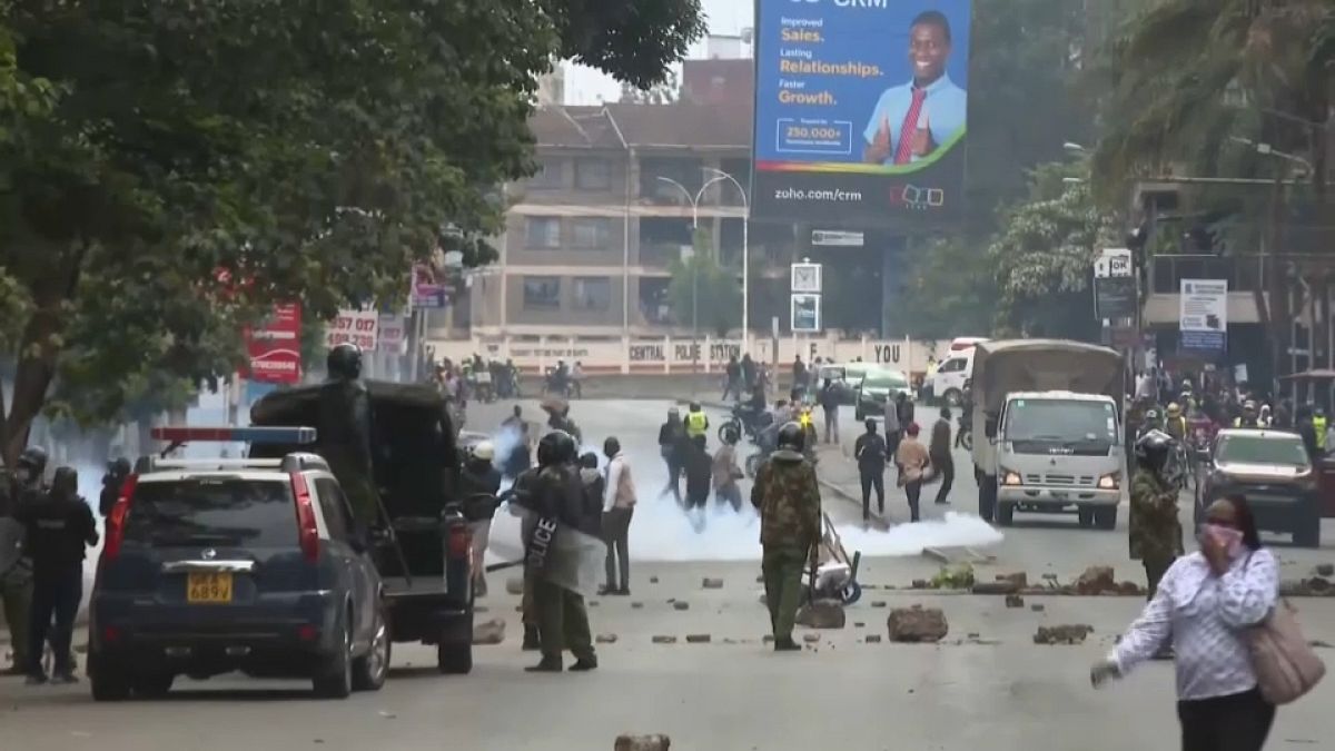 الشرطة تفرق المحتجين بالغاز المسيل للدموع في شوارع نيروبي