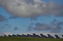 Painéis solares num parque solar em Los Arcos, província de Navarra, no norte de Espanha.