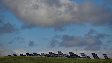 Pannelli solari in un parco solare a Los Arcos, provincia di Navarra, Spagna settentrionale.