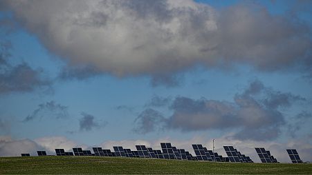 Painéis solares num parque solar em Los Arcos, província de Navarra, no norte de Espanha.