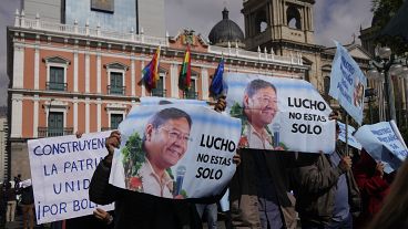 Bolivya Devlet Başkanı Luis Arce'nin destekçileri hükümeti destekleyen bir yürüyüş sırasında "Lucho yalnız değilsin" yazan pankartlar taşıdılar, La Paz, Bolivya, Haziran 1