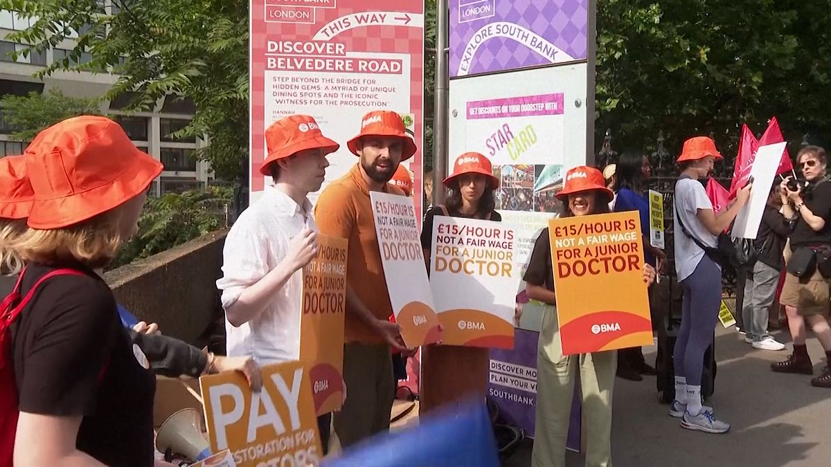 Imagen de varios médicos en la huelga que se lleva a cabo en Inglaterra para protestar contra las condiciones laborales en la sanidad pública.