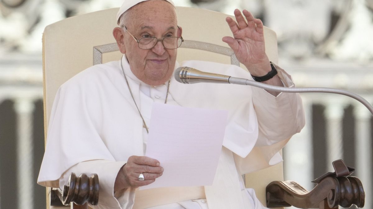 Papa Francis, 26 Haziran 2024 Çarşamba günü Vatikan'daki Aziz Petrus Meydanı'nda haftalık genel konuşmasını yaparken el sallıyor.