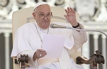 El papa Francisco saluda durante su audiencia general semanal en la plaza de San Pedro del Vaticano, el miércoles 26 de junio de 2024.