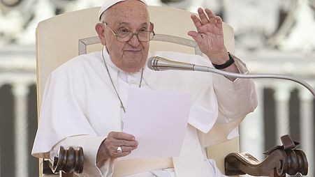 El papa Francisco saluda durante su audiencia general semanal en la plaza de San Pedro del Vaticano, el miércoles 26 de junio de 2024.