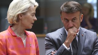 El presidente francés, Emmanuel Macron, a la derecha, habla con la presidenta de la Comisión Europea, Ursula von der Leyen, durante la cumbre de la UE el 27 de junio de 2024.