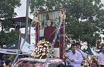 Centenas de pessoas participam no funeral de um monge em Myanmar