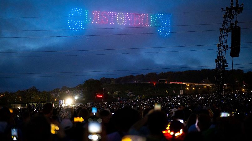 Drones vuelan sobre Pyramid Field en el Festival de Glastonbury Festival en Reino Unido