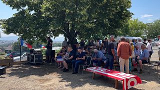 En Mornant, Francia, los votantes se reúnen para escuchar lo que tiene que decir el candidato de la alianza con la extrema derecha.