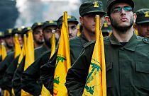 Hezbollah-milicisták felvonulása 