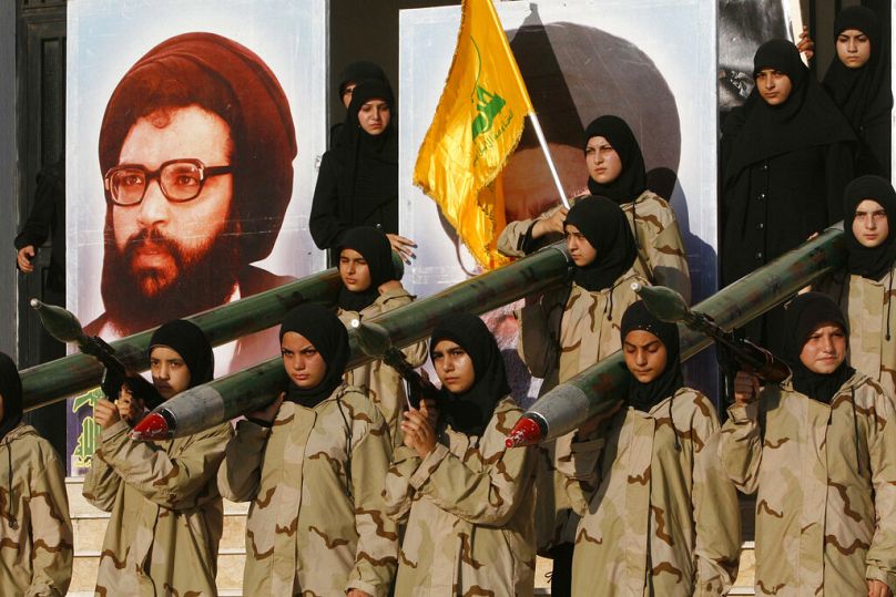 Katyusa-rakéták modelljeit tartják a Hezbollah női támogatói a szervezet egykori főtitkárának portréja előtt, akivel egy izraeli helikoptertámadás végzett