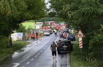 Vehículos de bomberos y vehículos de emergencia en el lugar de la colisión de un autobús con un tren cerca de la ciudad de Nove Zamky, Eslovaquia, el 27 de junio de 2024.