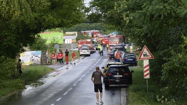 Vehículos de bomberos y vehículos de emergencia en el lugar de la colisión de un autobús con un tren cerca de la ciudad de Nove Zamky, Eslovaquia, el 27 de junio de 2024.
