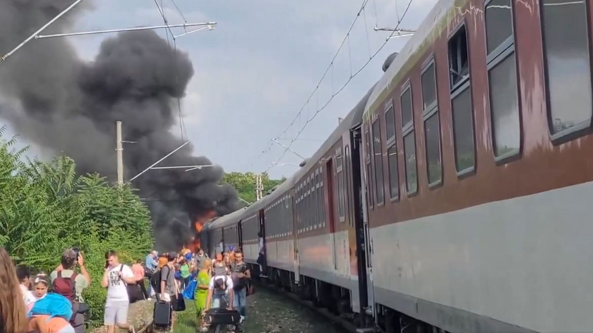 Imagens mostram os passageiros a abandonar o comboio em chamas e uma nuvem densa de fumo