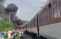 Imagens mostram os passageiros a abandonar o comboio em chamas e uma nuvem densa de fumo