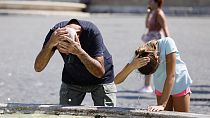 Touristen erfrischen sich an einem Brunnen auf der Piazza del Popolo in Rom, während das afrikanische Hochdruckgebiet die Temperaturen in ganz Italien wieder ansteigen lässt u