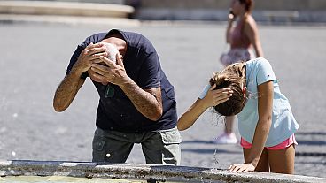 Touristen erfrischen sich an einem Brunnen auf der Piazza del Popolo in Rom, während das afrikanische Hochdruckgebiet die Temperaturen in ganz Italien wieder ansteigen lässt u