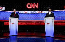 O Presidente Joe Biden e o candidato presidencial republicano Donald Trump, à esquerda, durante o debate presidencial da CNN em Atlanta, 27 de junho de 2024