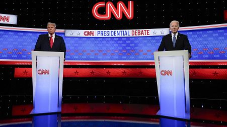 Le président Joe Biden et le candidat républicain Donald Trump, à gauche, lors du débat présidentiel organisé par CNN à Atlanta, le 27 juin 2024.