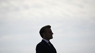 O Presidente francês Emmanuel Macron participa numa cerimónia na Cruz da Memória, na terça-feira, 18 de junho.