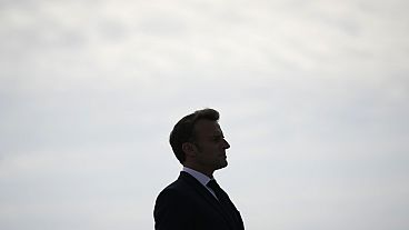 O Presidente francês Emmanuel Macron participa numa cerimónia na Cruz da Memória, na terça-feira, 18 de junho.