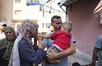 والدان فلسطينيان يودعان ابنهما المريض قبل مغادرته قطاع غزة لتلقي العلاج في الخارج  (27 يونيو 2024)