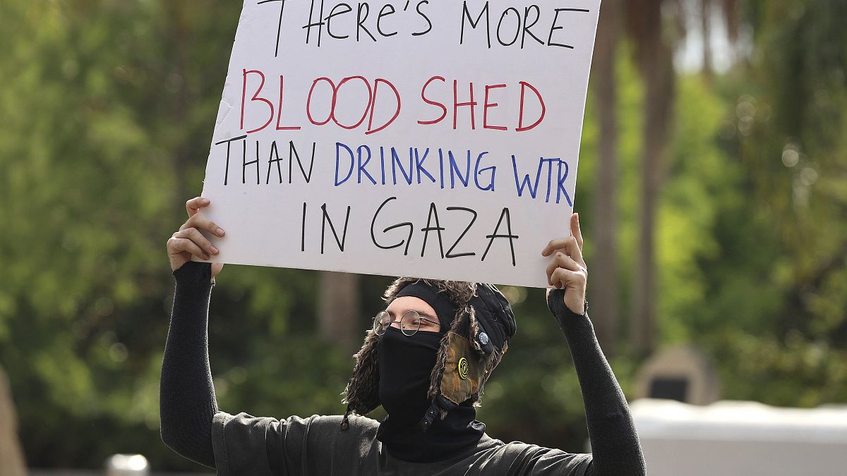 متظاهر في مظاهرة مؤيدة للفلسطينيين في حرم جامعة سنترال فلوريدا في أورلاندو