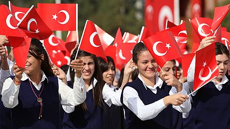Türk lise öğrencileri, Cumhuriyet Bayramı kutlamalarında (Arşiv)
