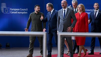 Le président ukrainien, Volodymyr Zelensky (à gauche), aux côtés des dirigeants de l'UE