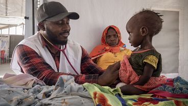 Crianças sudanesas que sofrem de desnutrição são tratadas numa clínica de MSF no campo de Metche, no Chade, perto da fronteira sudanesa, a 6 de abril de 2024. 