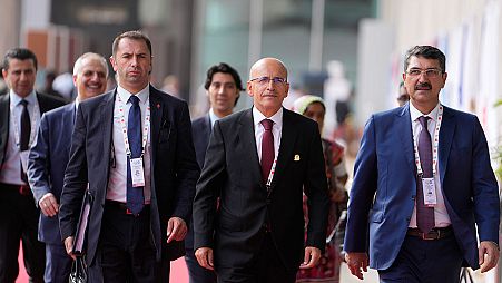 Mehmet Şimşek, bir G20 zirvesinde yürürken görünüyor (Arşiv)