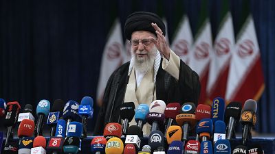 Le guide suprême iranien, l'ayatollah Ali Khamenei, salue les médias après avoir voté lors de l'élection présidentielle à Téhéran (Iran), le vendredi 28 juin 2024.