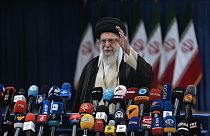 Líder supremo iraniano, Ayatollah Ali Khamenei, acena aos meios de comunicação social depois de votar durante as eleições presidenciais em Teerão, Irão, sexta-feira, 28 de jun