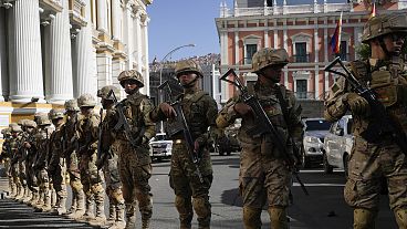 Askerler La Paz'daki Plaza Murillo'da sağda başkanlık sarayı ve solda Yasama Meclisi'nin önündeki caddeyi kapattı, 26 Haziran 2024