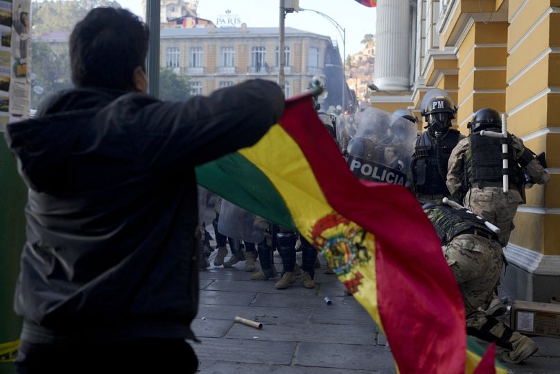 Başkan Luis Arce'nin bir detekçisi Bolivyalı askere el sallıyor,  La Paz, Bolivya, 26 Haziran, 2024.