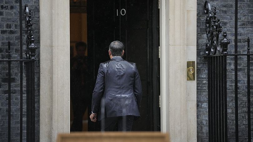 رئيس وزراء بريطانيا ريتشي سوناك وهو يعود إلى داونينغ ستريت في لندن بعد الإعلان عن تنظيم انتخابات مبكرة بتاريخ 22 مايو 2024