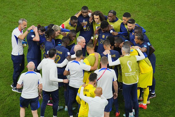 Didier Deschamps s'entretient avec les joueurs avant le début de la prolongation de la finale de la Coupe du monde contre l'Argentine au stade de Lusail