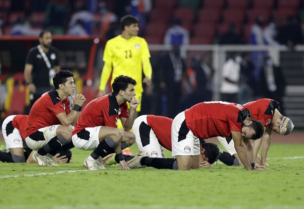 Des joueurs égyptiens réagissent après la finale de la CAN 2022 entre le Sénégal et l'Égypte au stade Ahmadou Ahidjo de Yaoundé, au Cameroun, le 6 février 2022