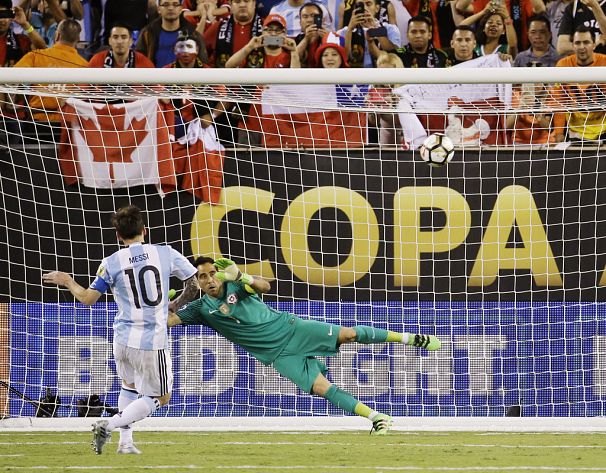 L'Argentin Lionel Messi manque son tir pendant les tirs au but lors du match de football de la Copa América Centenario, dimanche 26 juin 2016.