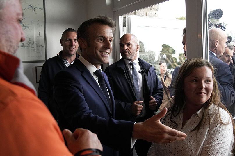 O presidente francês Emmanuel Macron chega a um café após uma cerimónia militar na Bretanha, a 18 de junho de 2024.